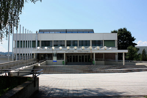 Foto: Gebäude Universität Klagenfurt; https://commons.wikimedia.org/wiki/File%3AKlagenfurt_-_University.JPG