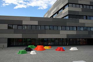 Chemnitz - Institut für Physik und Reinraum von Bossletpublicart (Eigenes Werk) [GFDL (http://www.gnu.org/copyleft/fdl.html) oder CC BY-SA 3.0 (http://creativecommons.org/licenses/by-sa/3.0)], via Wikimedia Commons