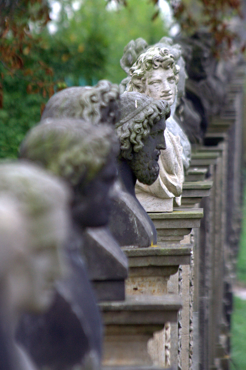 Reihe Statuen Potsdam By extranoise [CC BY 2.0 (http://creativecommons.org/licenses/by/2.0)], via Wikimedia Commons
