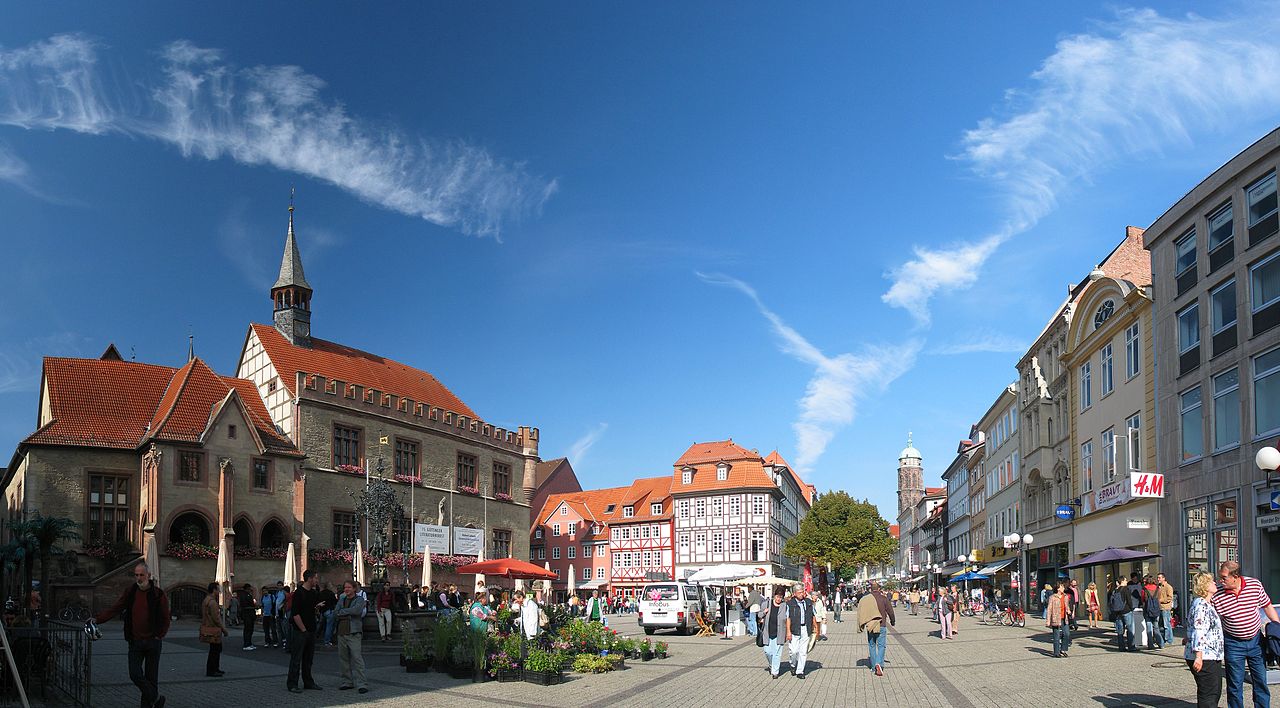 Foto: Marketplace G&oumlttingen; https://commons.wikimedia.org/wiki/File:Goettingen_Marktplatz_Oct06.jpg