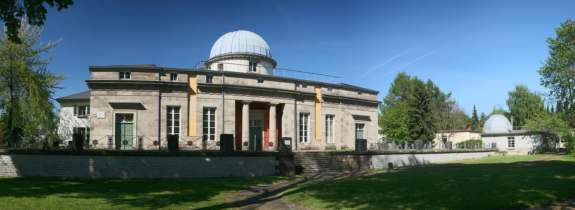 Foto: Observatory of the university; https://commons.wikimedia.org/wiki/File:Goe_Sternwarte_pano.jpg
